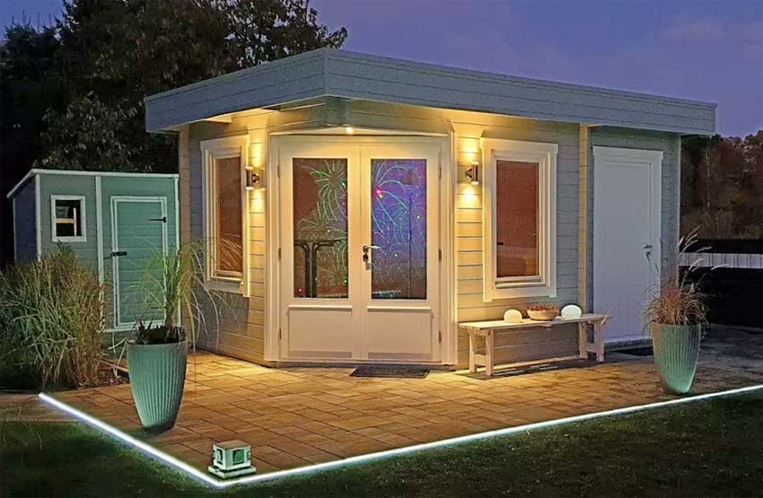 Gartenhaus mit Außenwandlicht